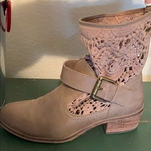 Bare Traps Women’s Boots